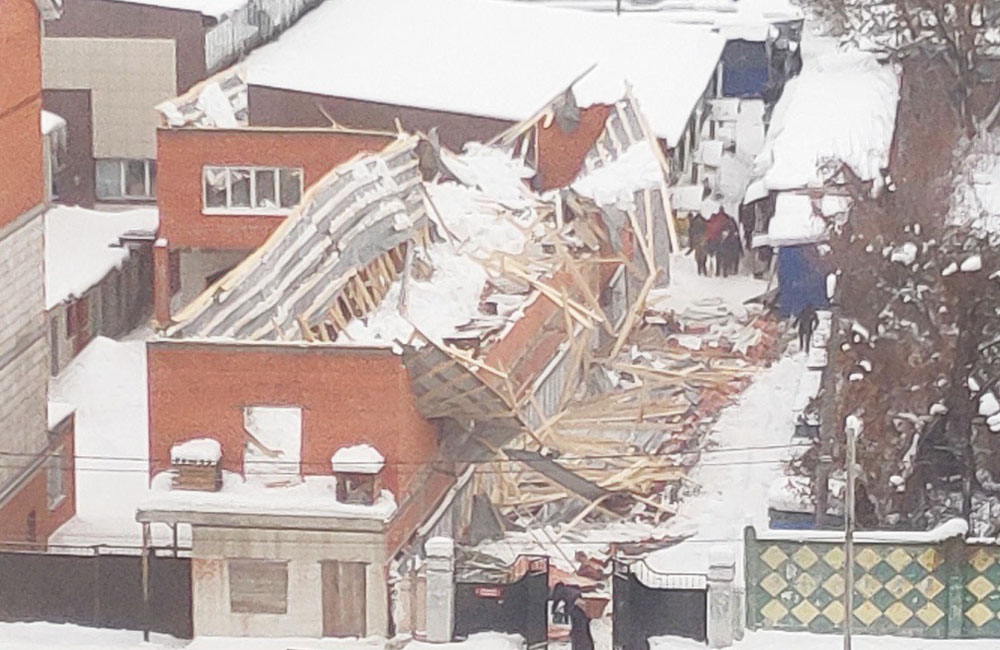 В Брянске камера видеонаблюдения запечатлела момент обрушения здания: люди чудом успели отскочить