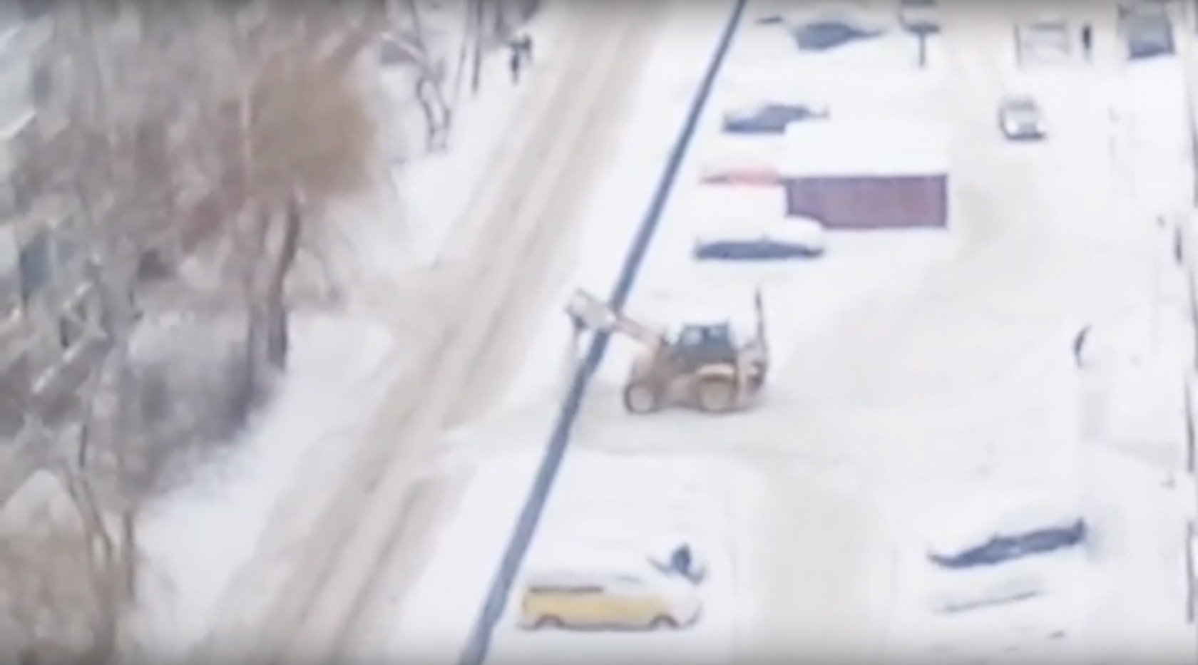 В Брянске сняли на видео забавный ролик об уборке снега