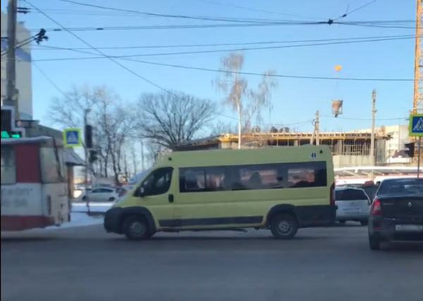 В Брянске сняли на видео странный маневр маршрутчика