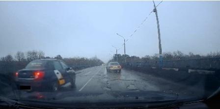 Маневры водителя-нарушителя в Брянске зафиксировал видеорегистратор