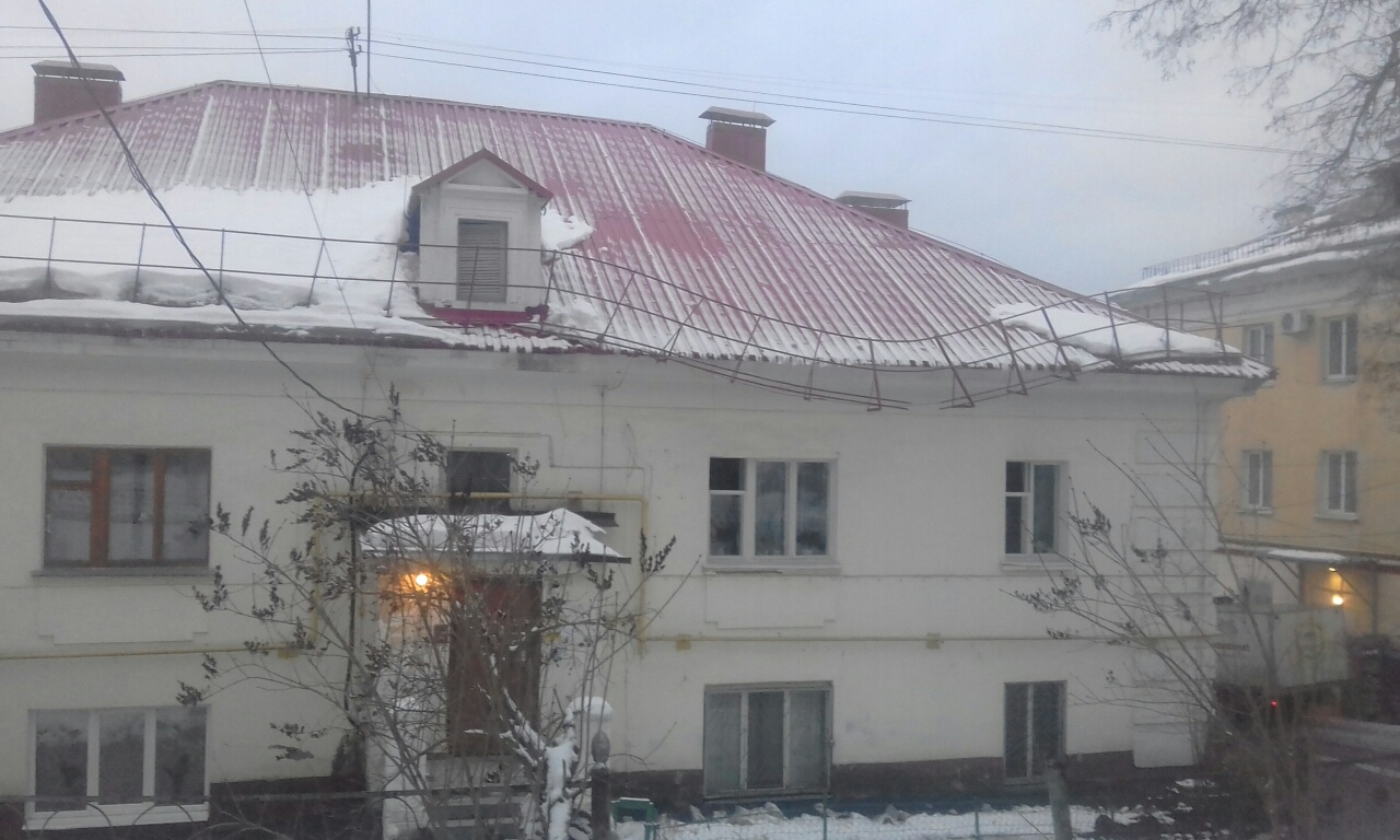 Под тяжестью снега может рухнуть ограждение с крыши в Брянске