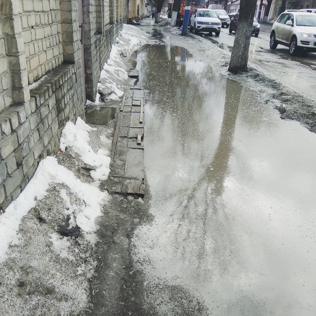 В Брянске с приходом оттепели «утонули» тротуары