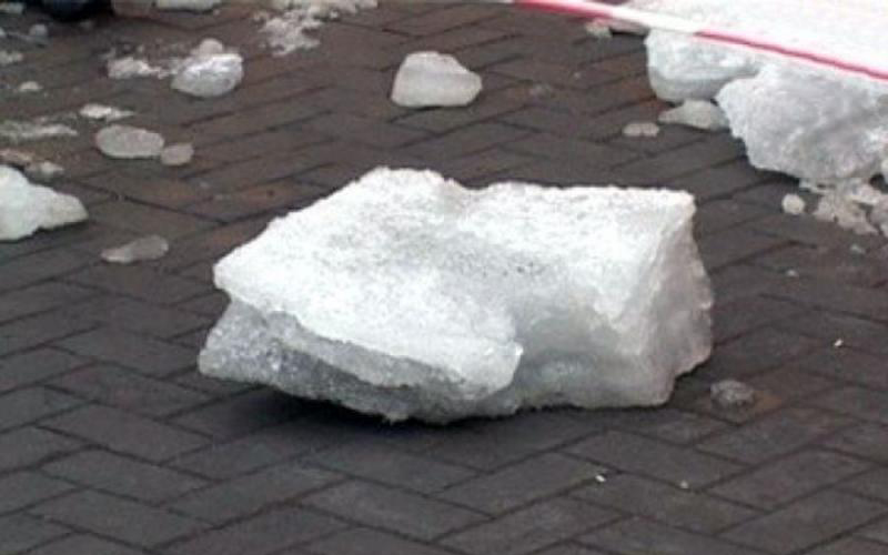 В Брянске на 12-летнего мальчика упала ледяная глыба