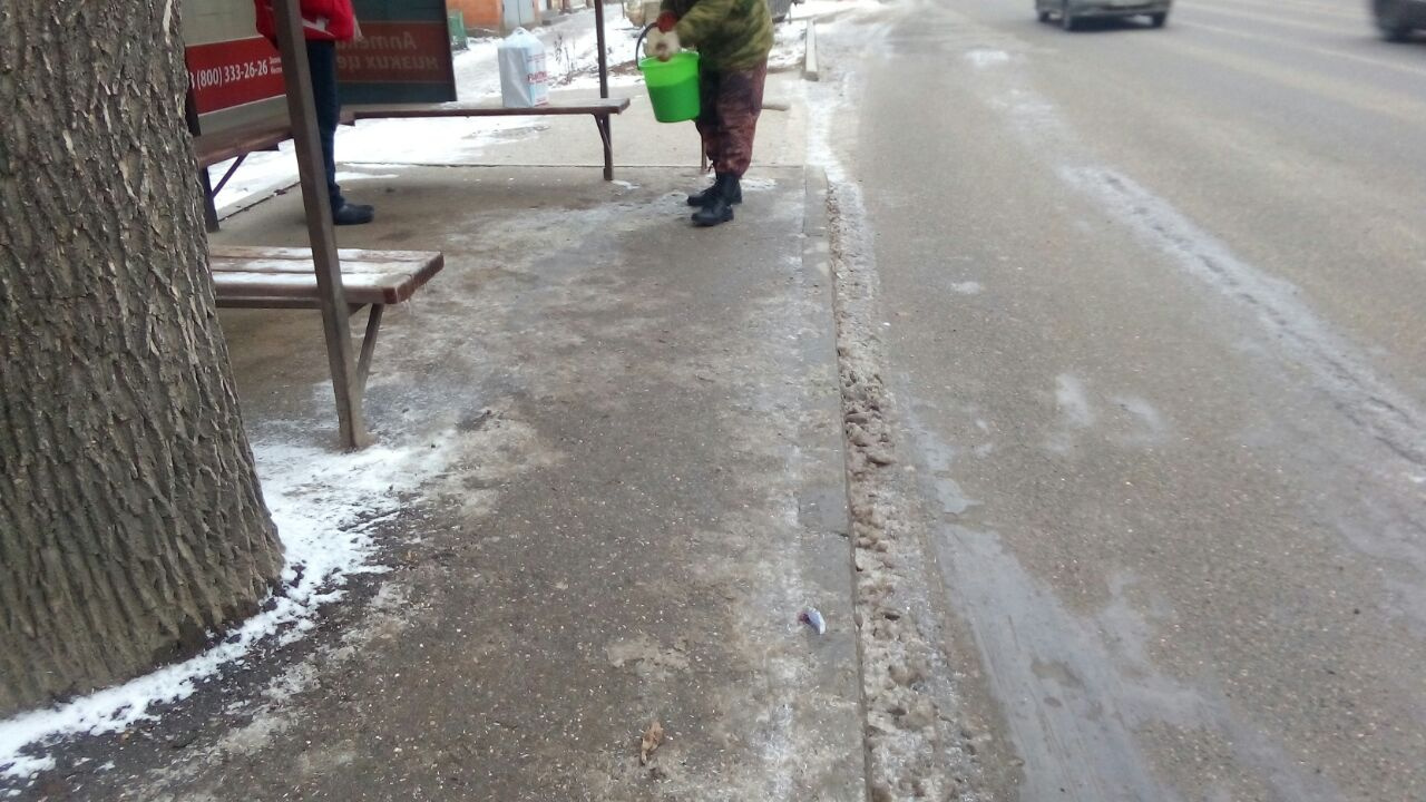 В Брянске прокуратура взялась за скользкие тротуары