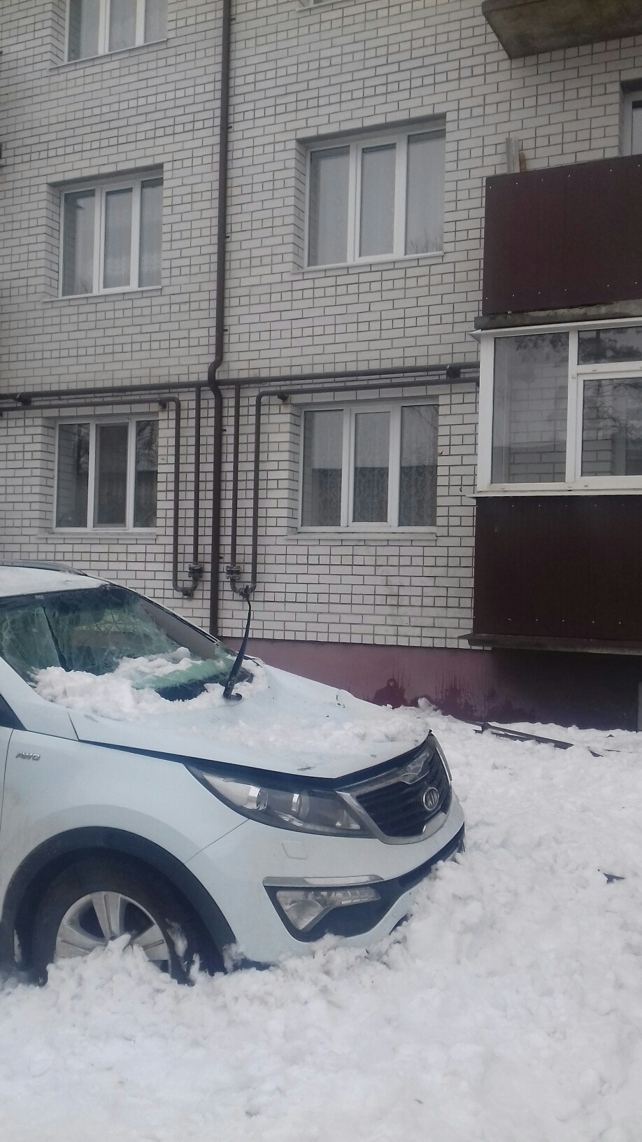 В Брянске перед подъездом многоэтажки рухнула огромная ледяная глыба