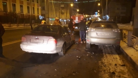 Ночью в Брянске столкнулись две легковушки: есть пострадавший