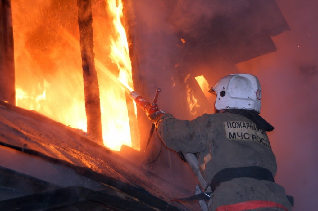 Ночью в Брянске спасатели тушили крупный пожар в частном доме