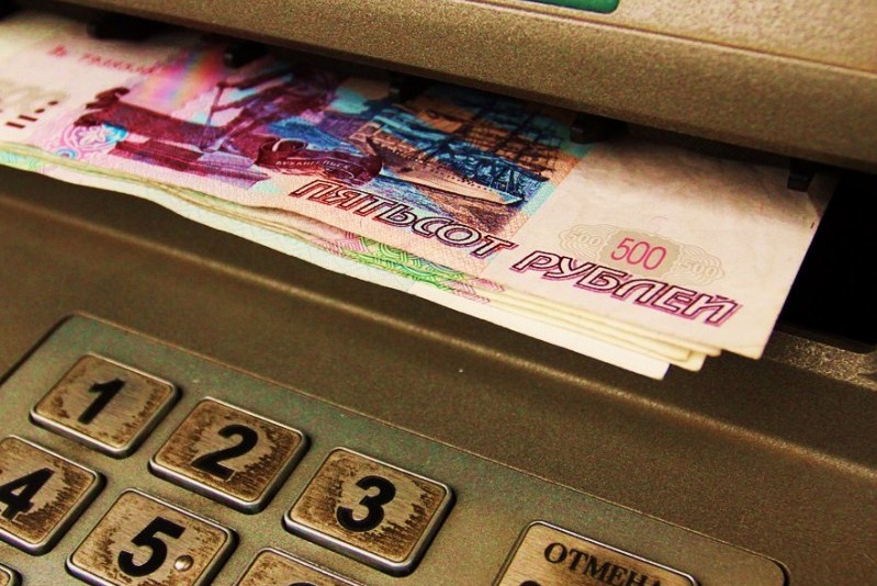 Житель Клинцов присвоил деньги с забытой банковской карты