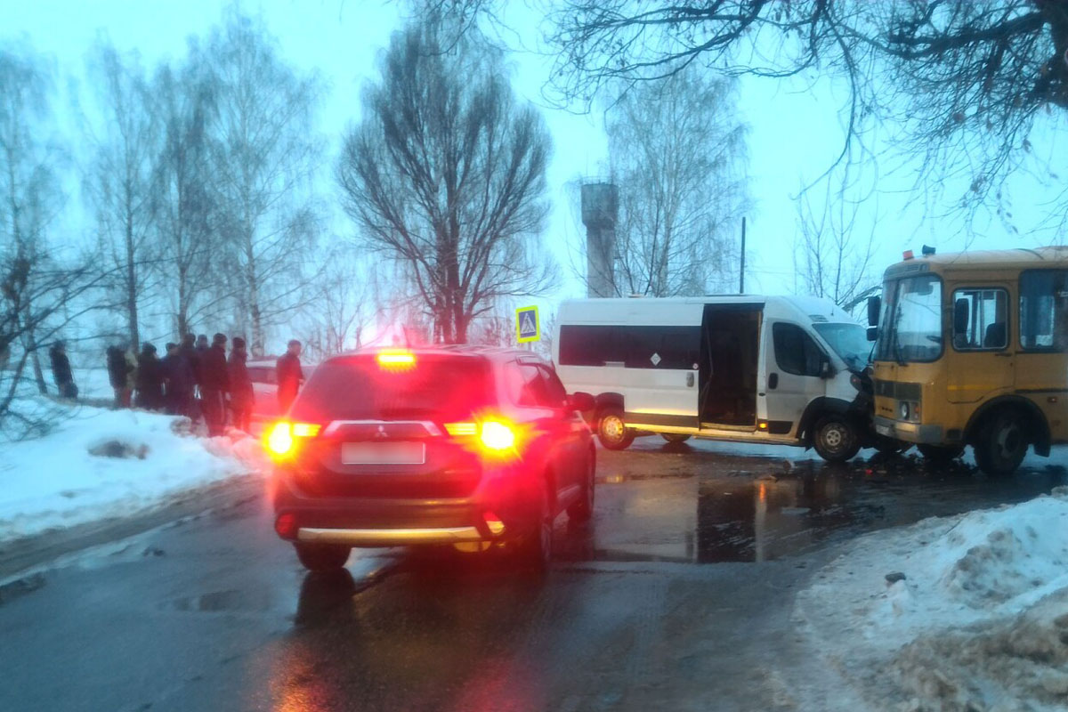 В Брянске госавтоинспекторы рассказали подробности вчерашней аварии со школьным автобусом