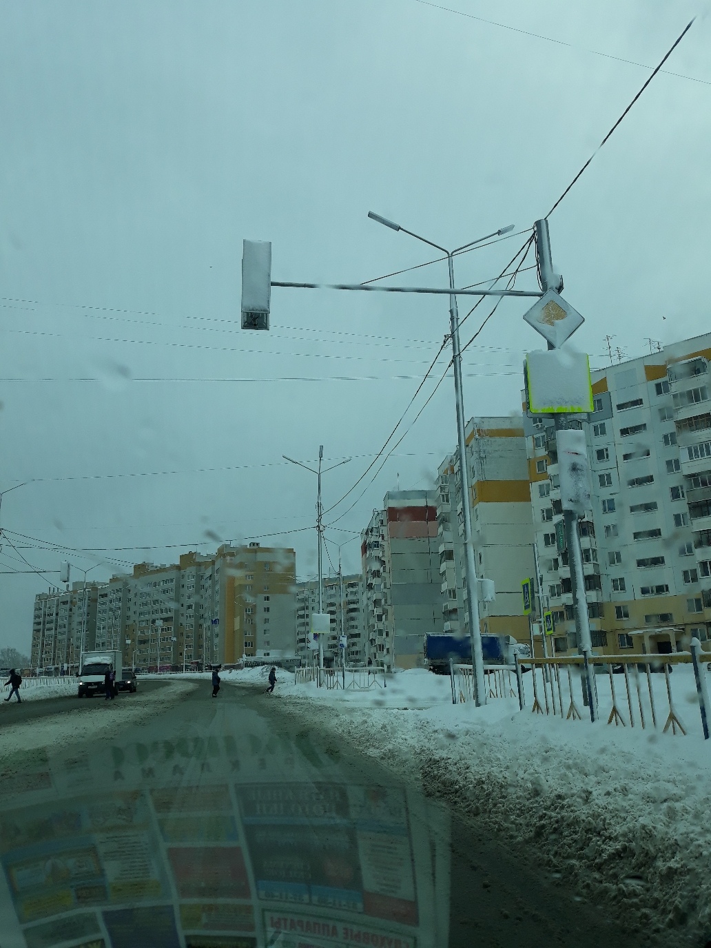 В Брянске снег сделал невидимку из светофора