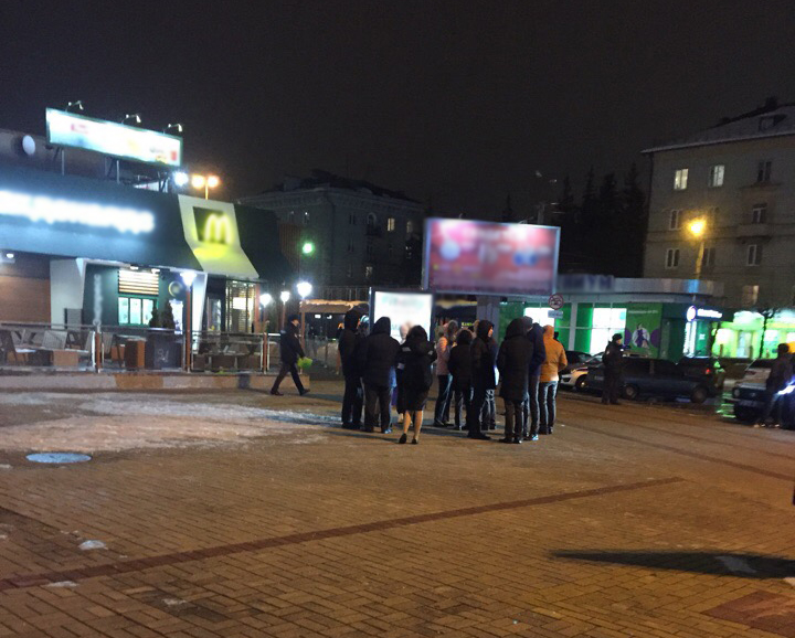 В сети появилась видеосъемка эвакуации брянского «Макдоналдса»