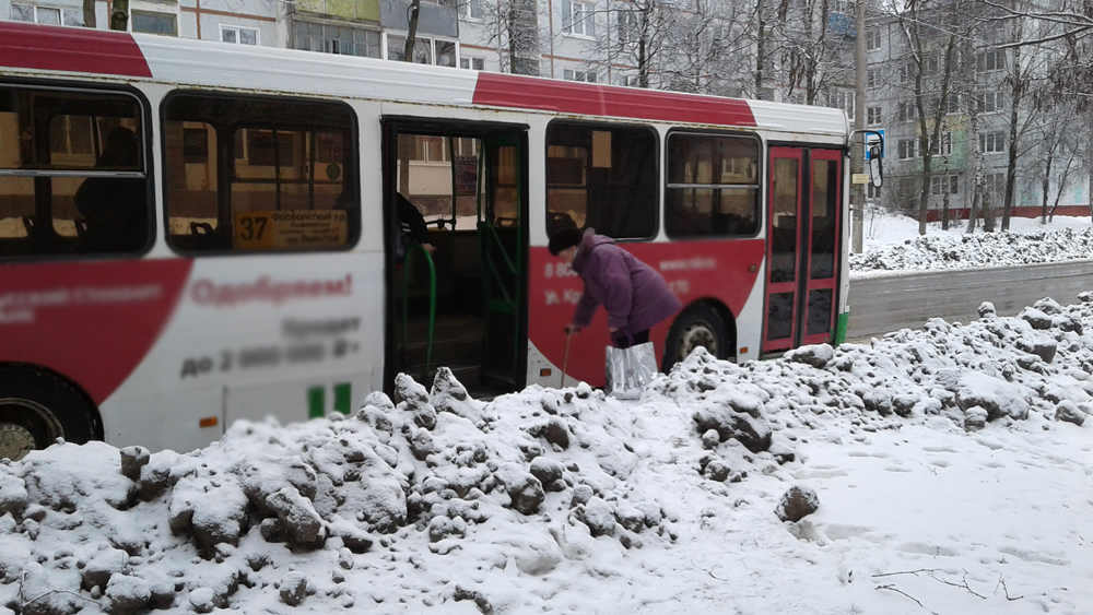 В Брянске вышел казус с расчисткой остановки на переулке Пилотов