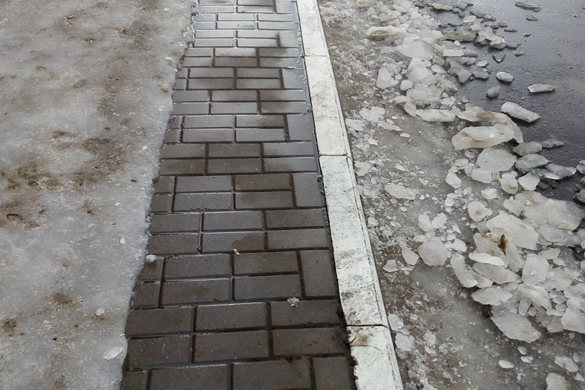 В Брянске почищенный тротуар напоминает «Инь-Ян»
