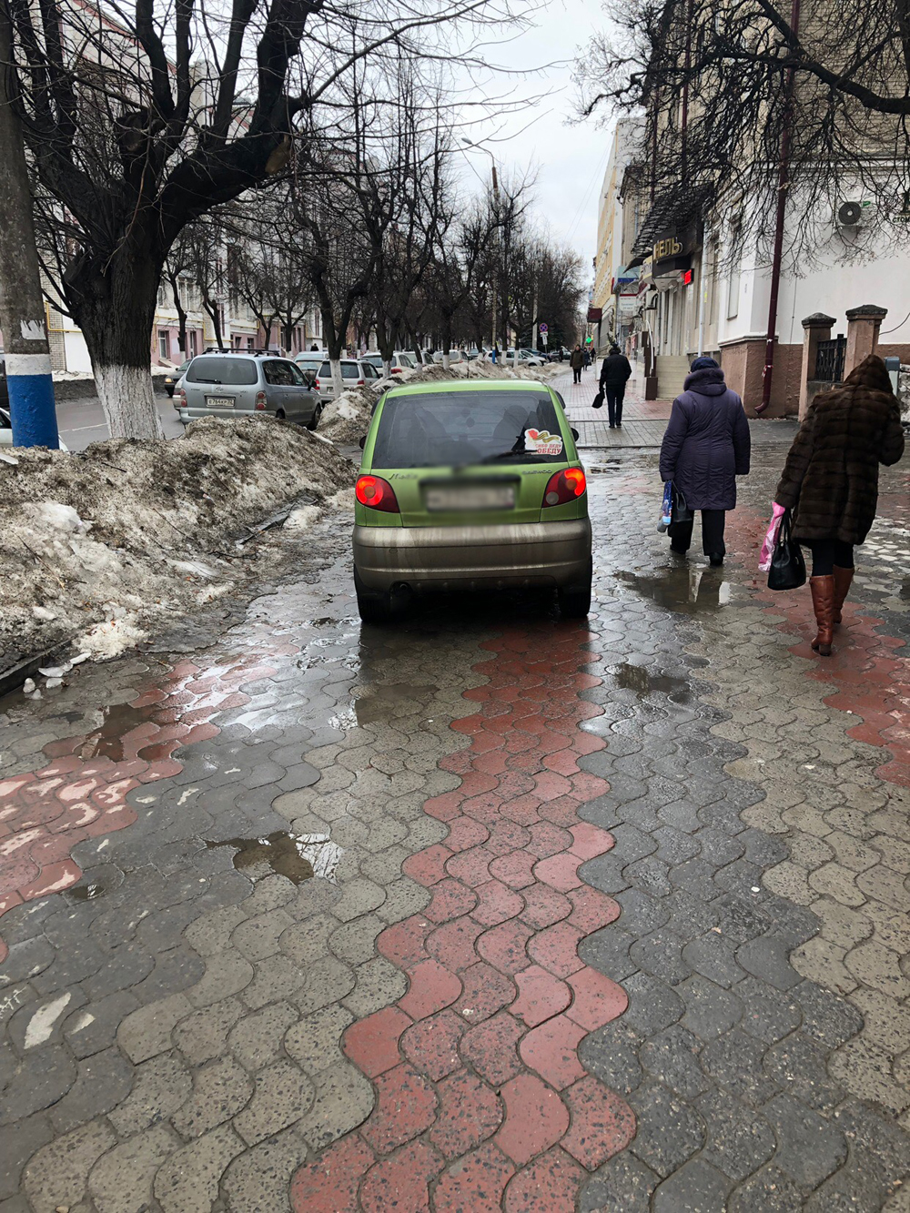 В Брянске водитель иномарки решил прокатиться по тротуару • БрянскНОВОСТИ.RU