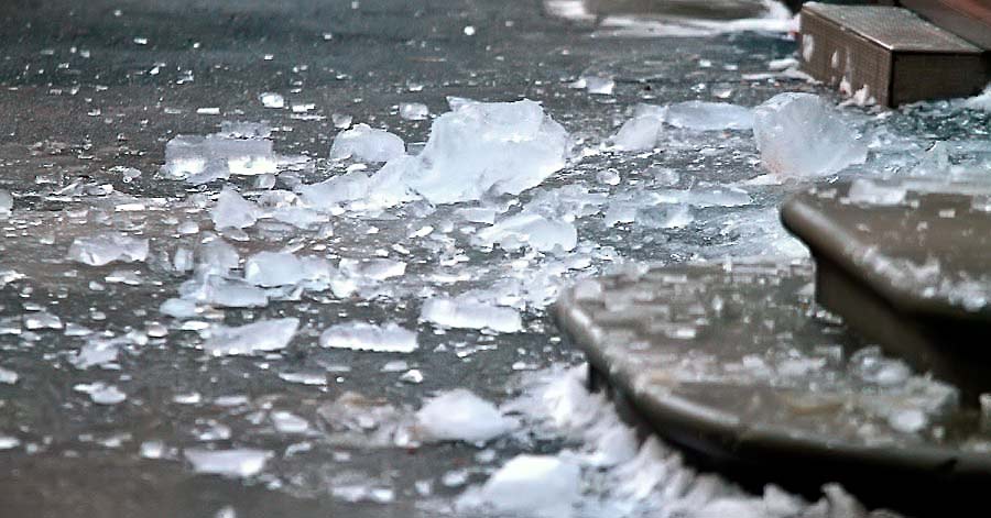 В Брянске на площадку перед подъездом упала ледяная глыба: чудом никто не пострадал