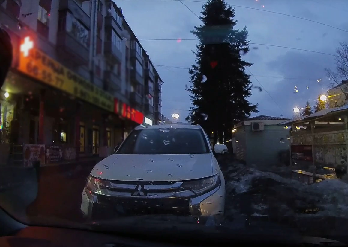 В Брянске в очередной раз с крыши дома упала ледяная глыба