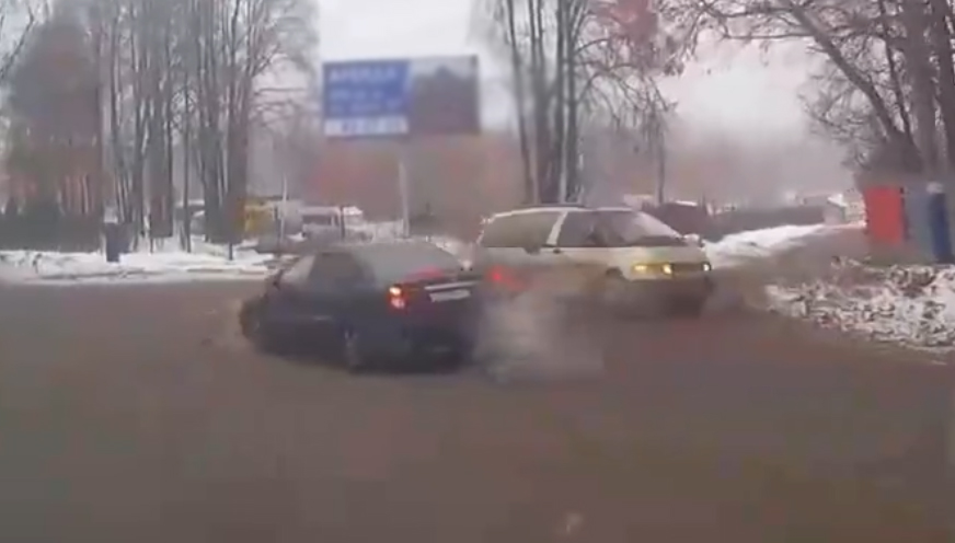 В Брянске видеорегистратор запечатлел серьезную аварию