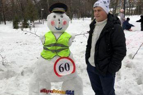 Снежного сотрудника ДПС установили в брянском парке