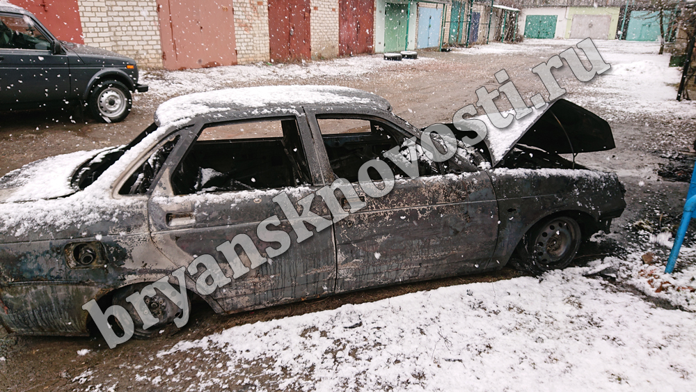 В Новозыбкове сгорел гараж вместе с машиной