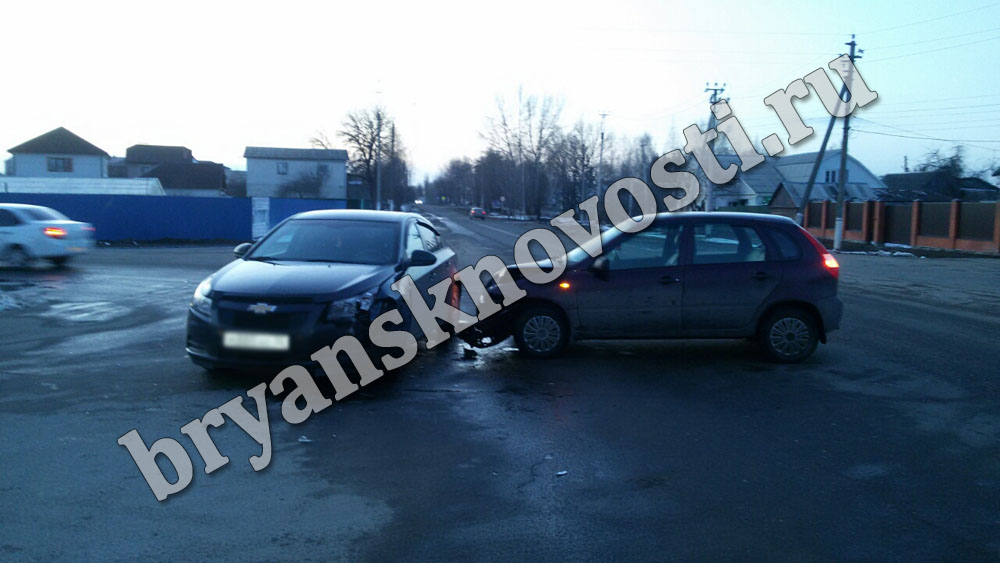 В Новозыбкове два автомобилиста не разъехались на кольце
