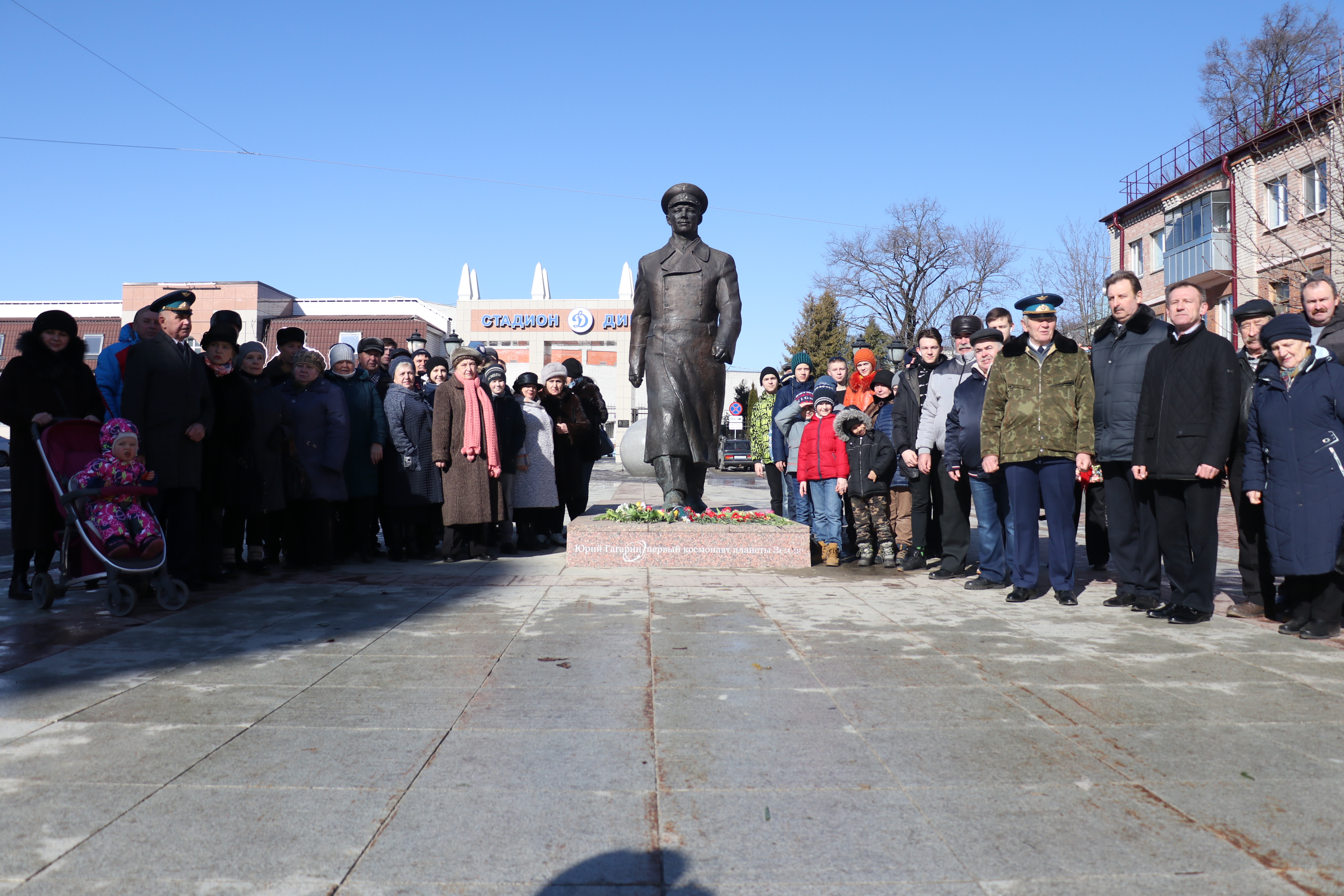 В Брянске люди пришли к Гагарину в день его юбилея