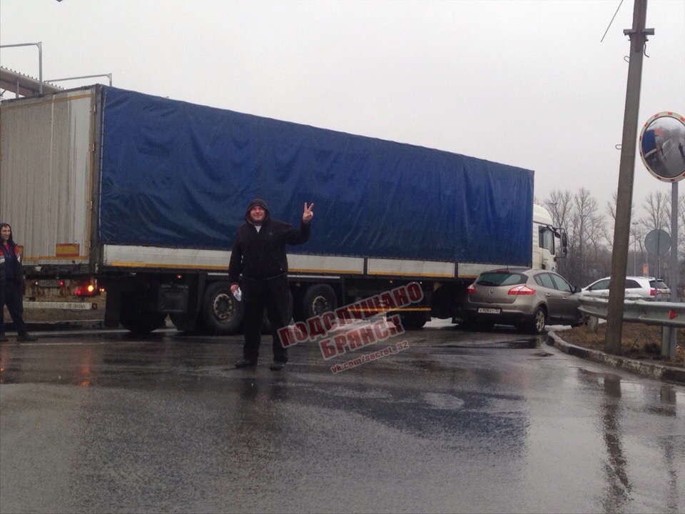 В Брянске столкнулись грузовик и иномарка