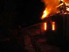 В Дубровке почти полчаса огнеборцы тушили пожар