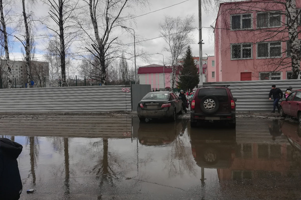 В Брянске ушла под воду дорога к школе