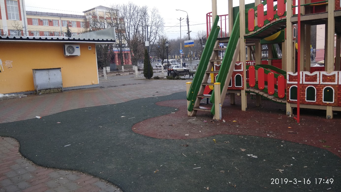 В Клинцах детская площадка утопает в мусоре