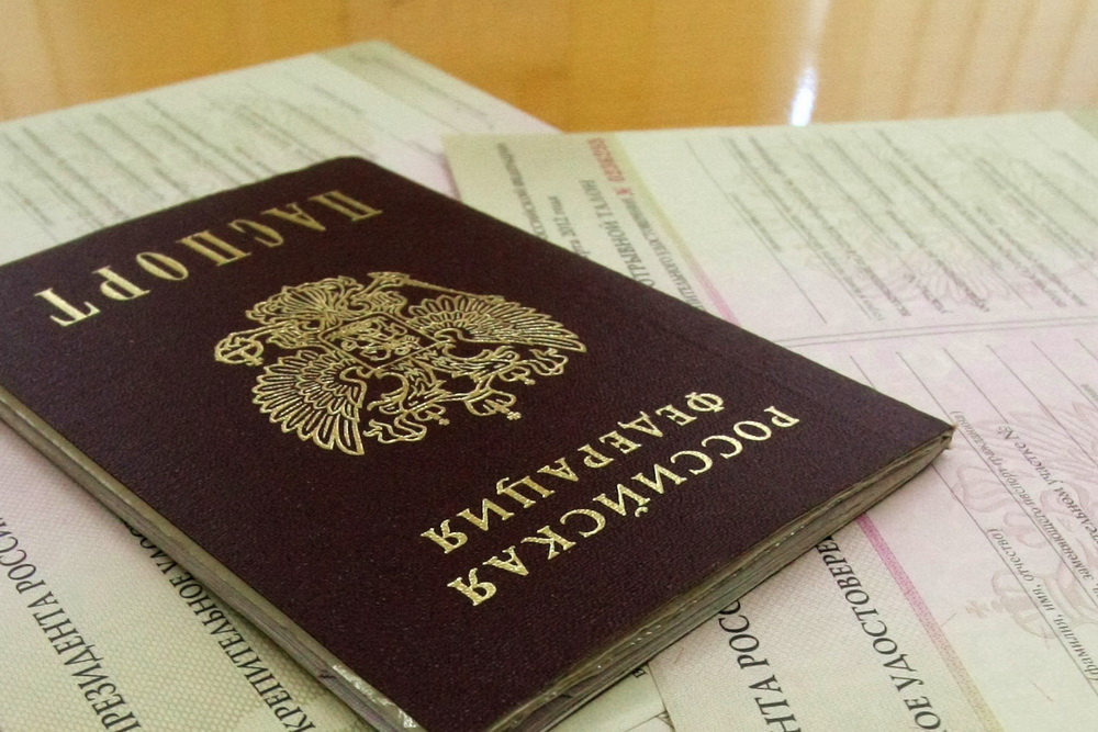 В Погаре специалист-эксперт миграционной службы за деньги ускорил оформление паспорта