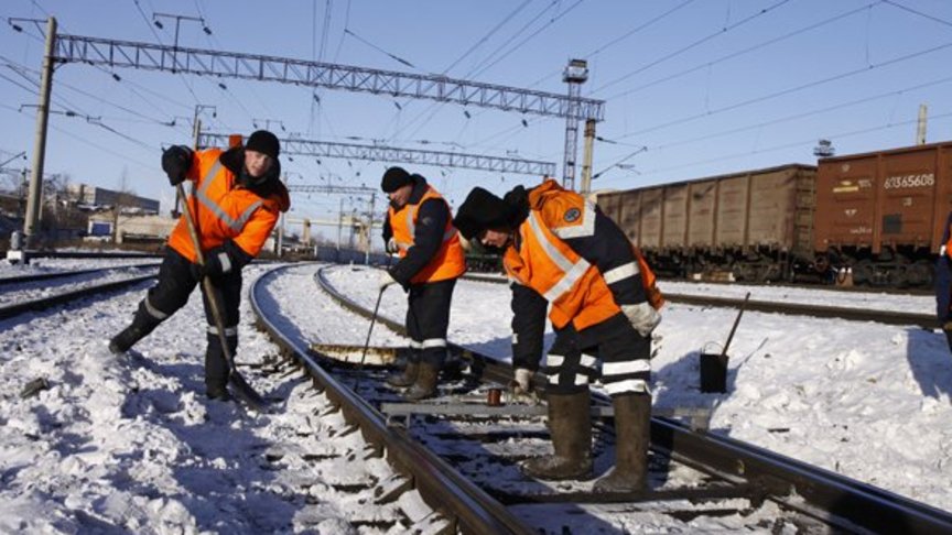 Брянские железнодорожники чистят мосты перед паводком