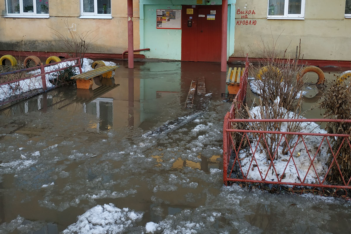 В Брянске затопило многоэтажку