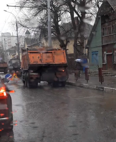 В Брянске дорожники, невзирая на дождь, кладут асфальт