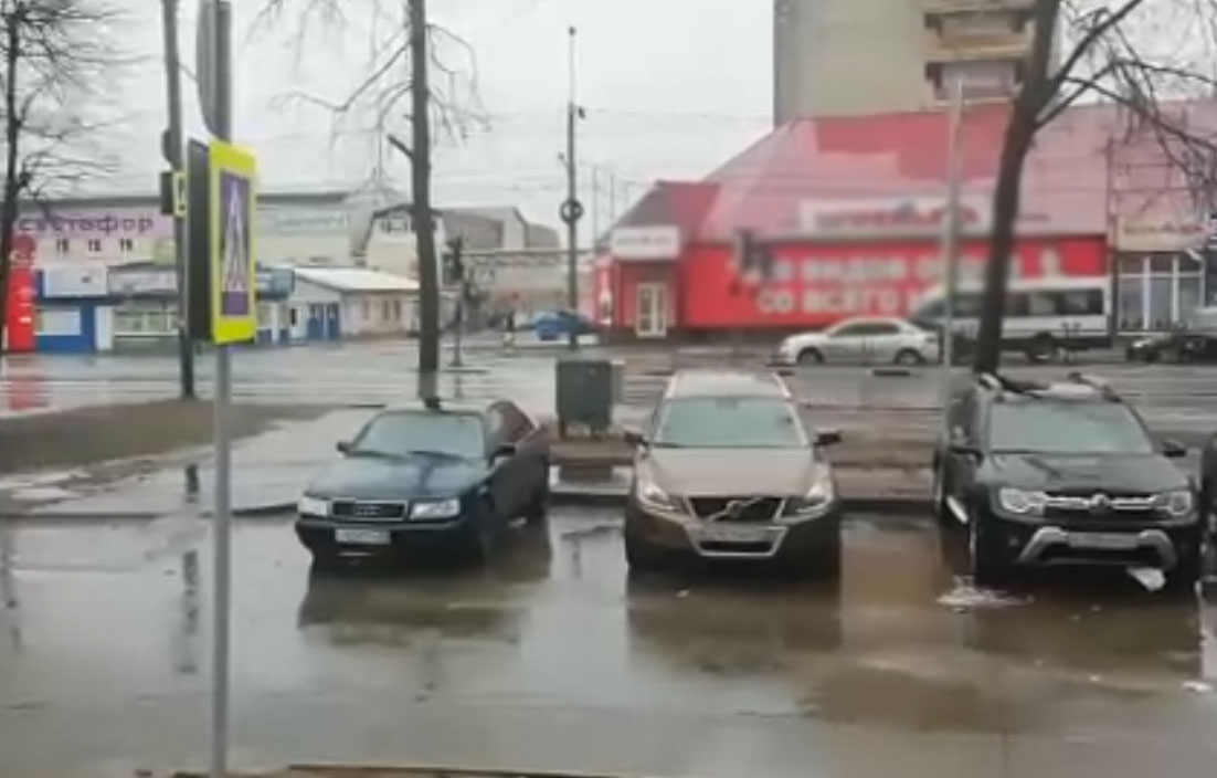 В Брянске в дождь решили помыть дорогу