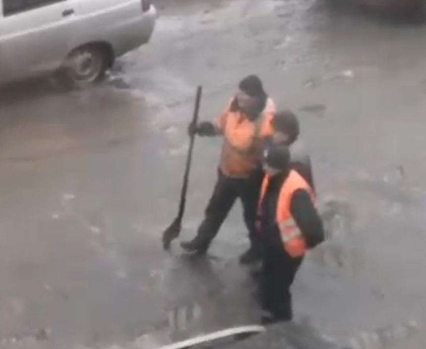 В Брянске коммунальщики ремонтировали дорогу в дождь