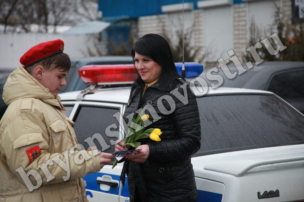 В Новозыбкове дарили “Цветы для автоледи”