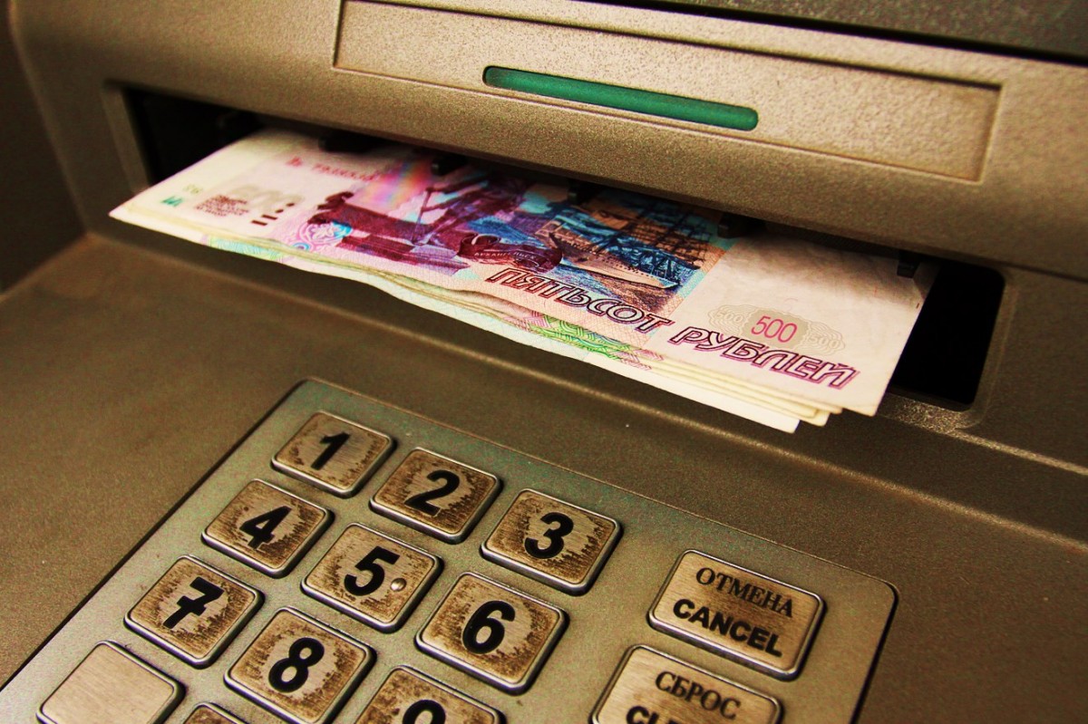 Трубчевским полицейским удалось найти женщину, которая забрала в банкомате чужие деньги
