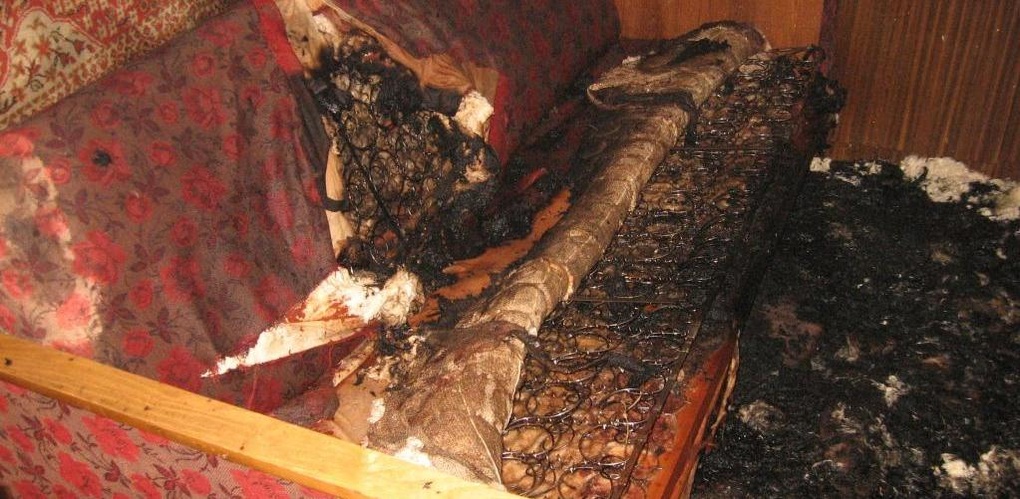 В одной из брянских квартир загорелся диван: есть пострадавший