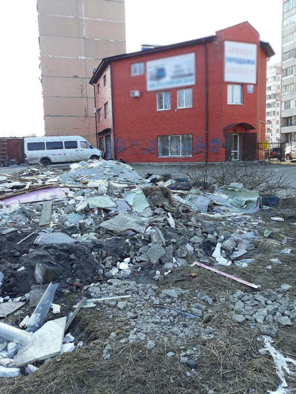 В Брянске разобрали киоск, а строительный мусор так и не вывезли