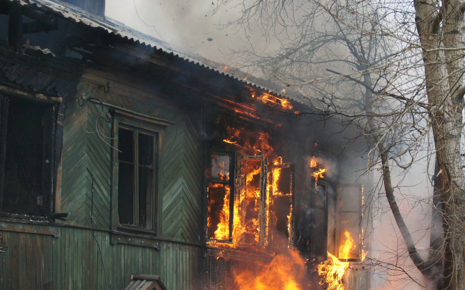 В Комаричском районе сгорел дом: никто не пострадал