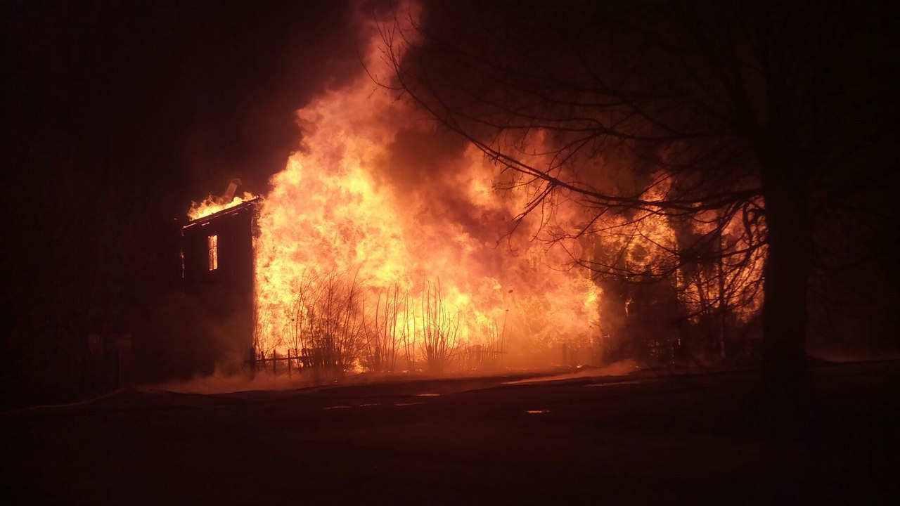 В Погарском районе ночью загорелся дом