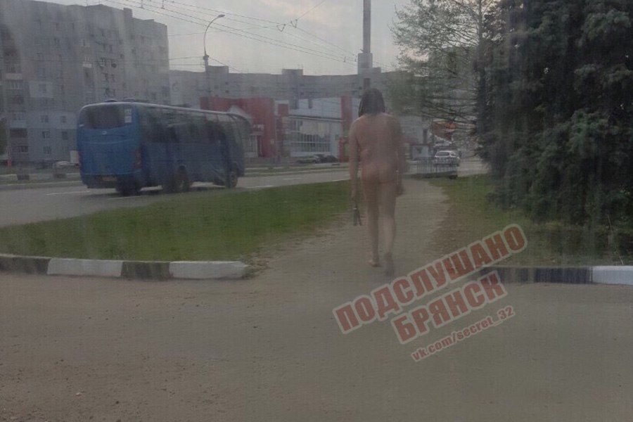 В Брянске голый мужчина свободно разгуливал по улице