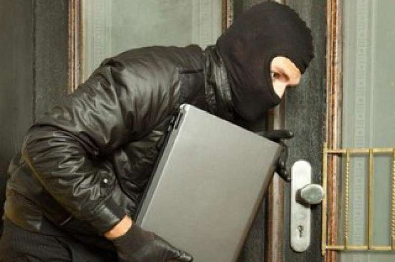 В Дятьковском районе вор-рецидивист украл у соседа ноутбук