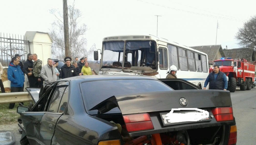 В Почепе столкнулись автобус и легковушка: есть пострадавший