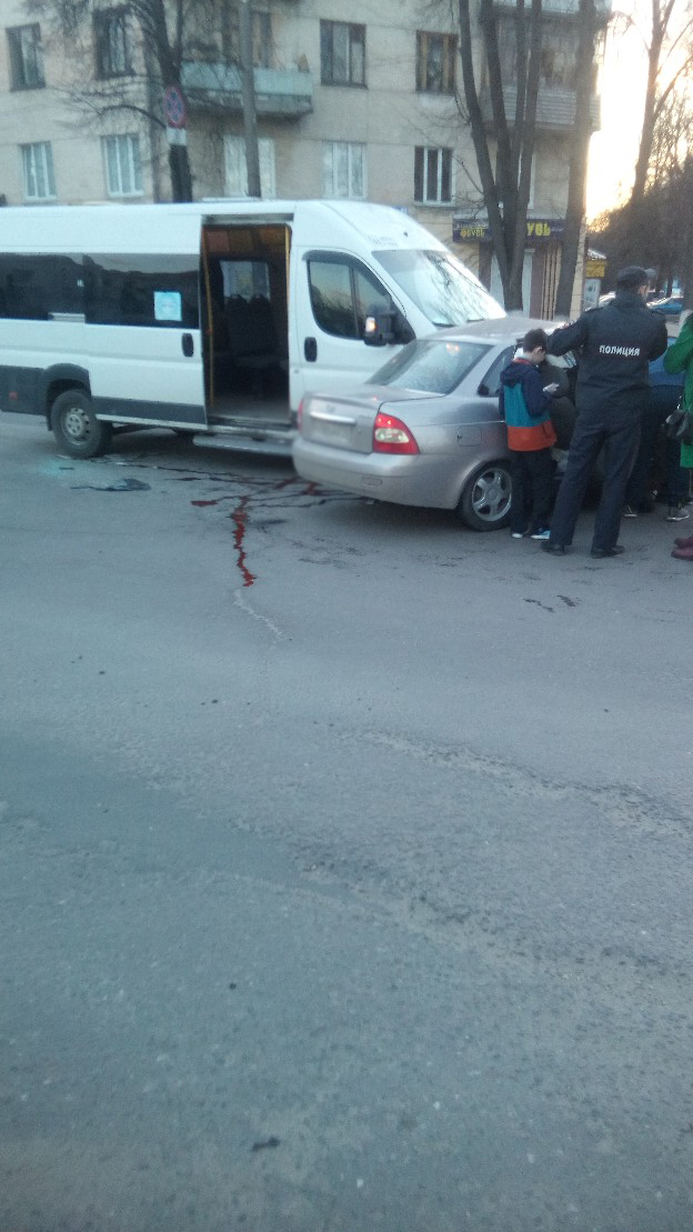 В Брянске не разъехались маршрутка и иномарка: есть пострадавшие