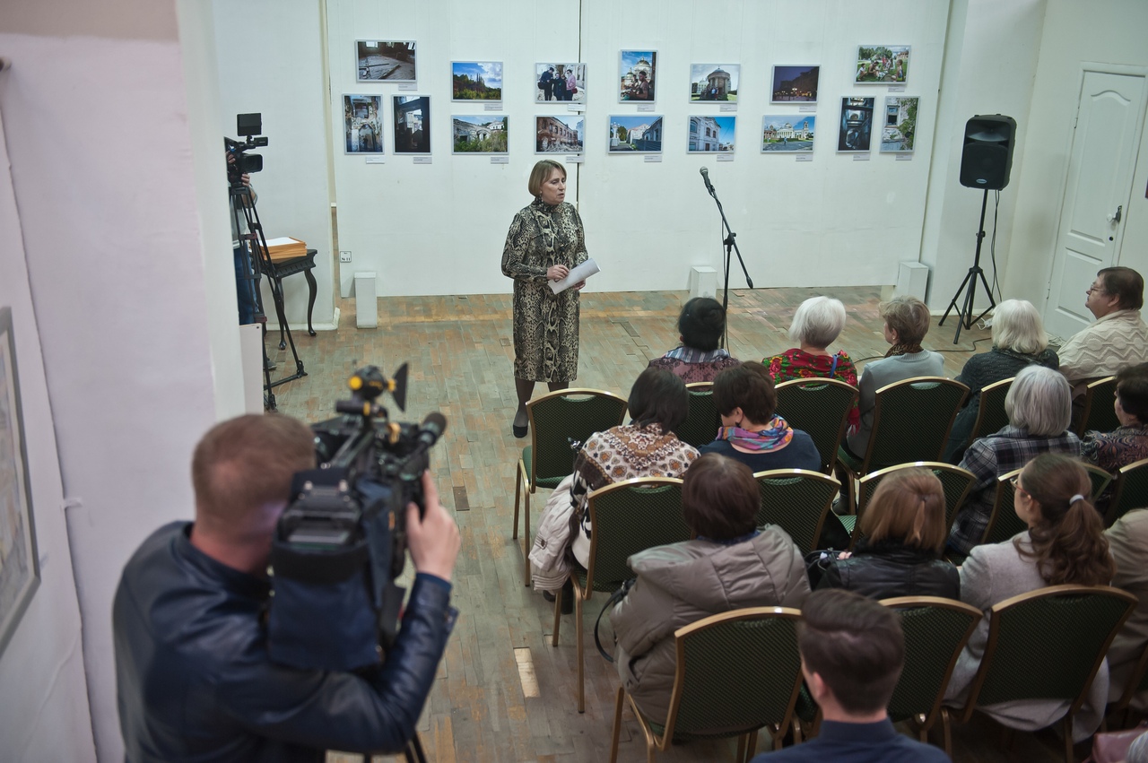 В Брянске экспозиция объединила фото, графику и живопись