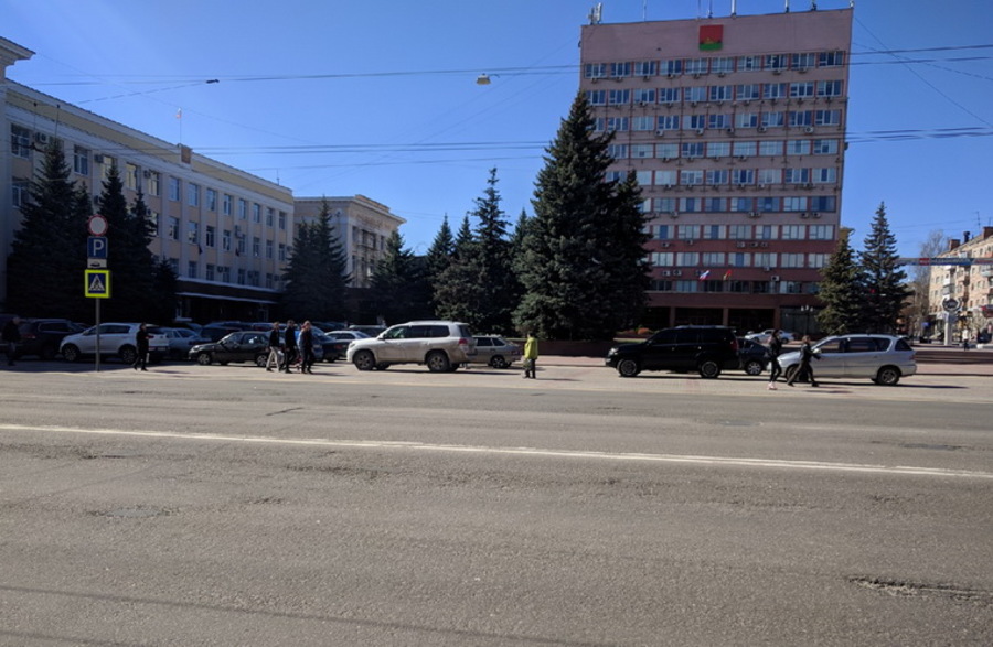 В Брянске автохамы превратили площадь Ленина в парковку
