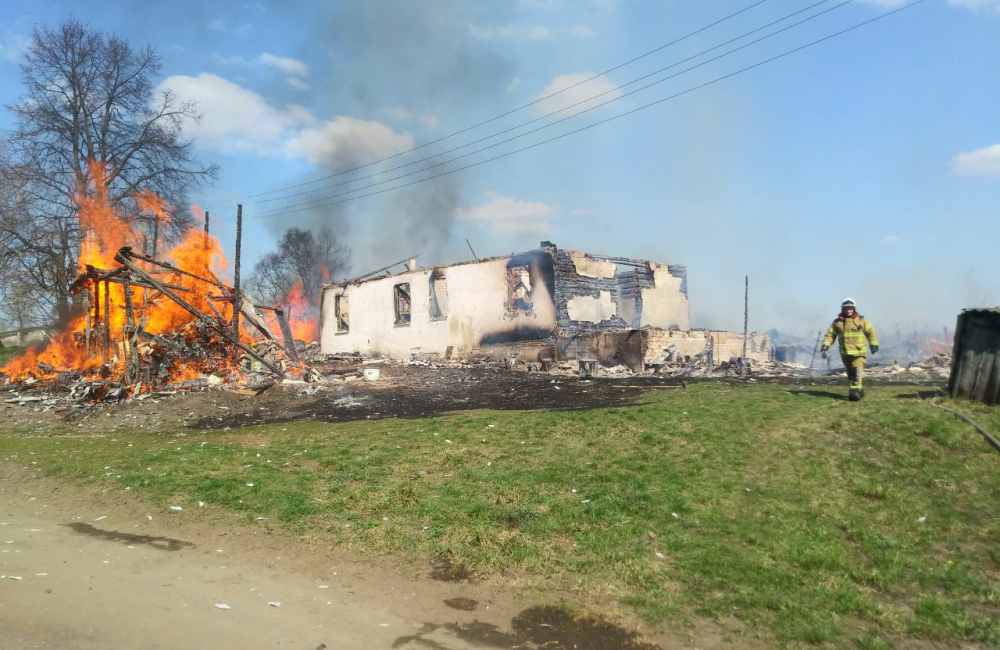 В Карачевском районе пожарные целый час боролись с огнём