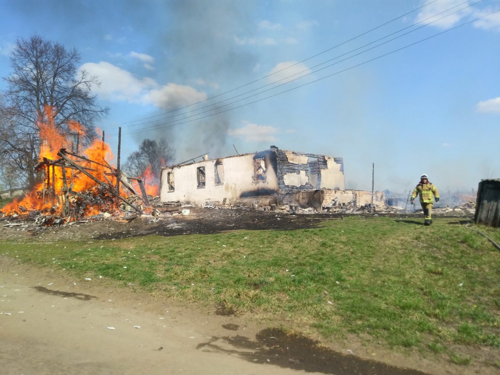 В Карачевском районе пожарные целый час боролись с огнём