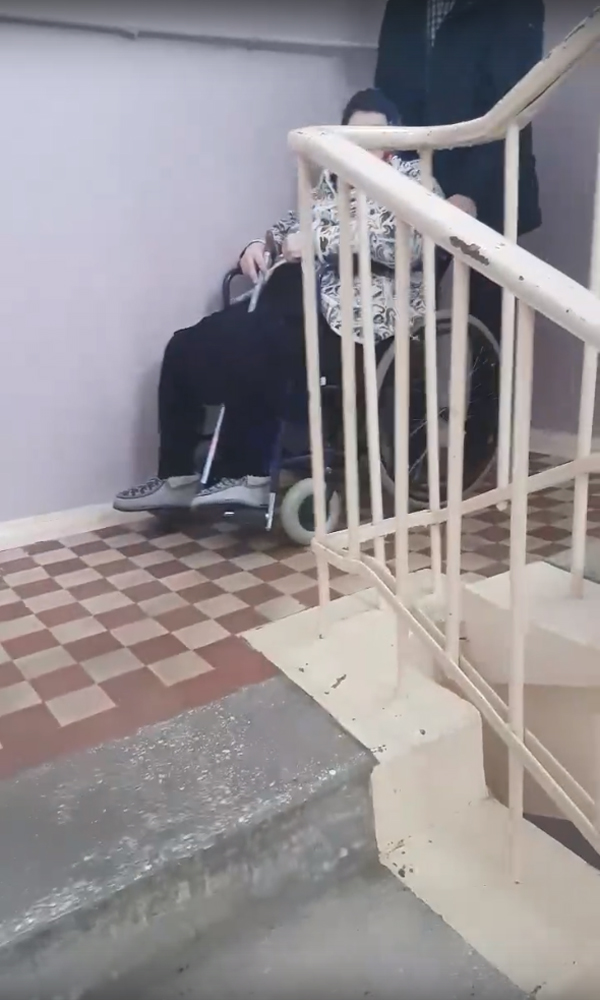 Жительница Брянска столкнулась с отсутствием пандуса и лифта в больнице